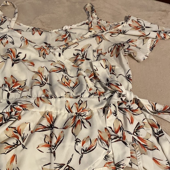 Supper cute flowy floral summer top. It’s a size medium - Picture 3 of 6